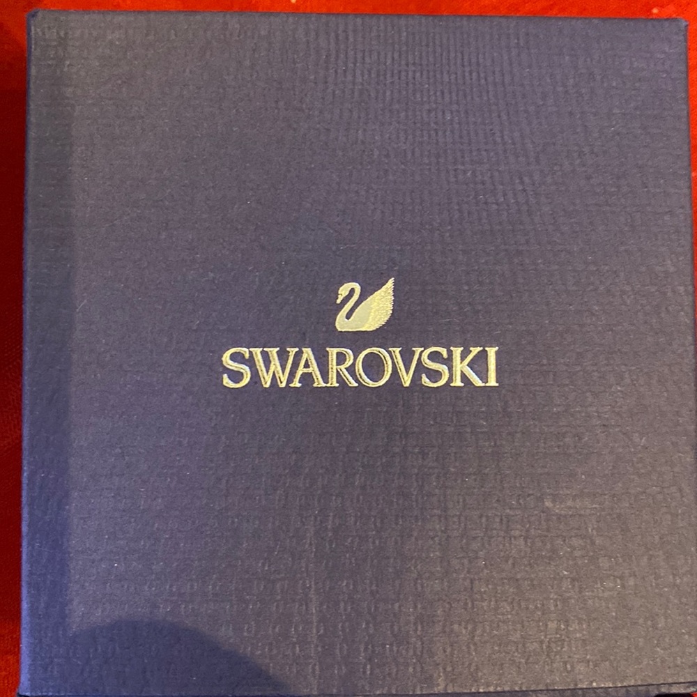 Swarovski round pendant necklace